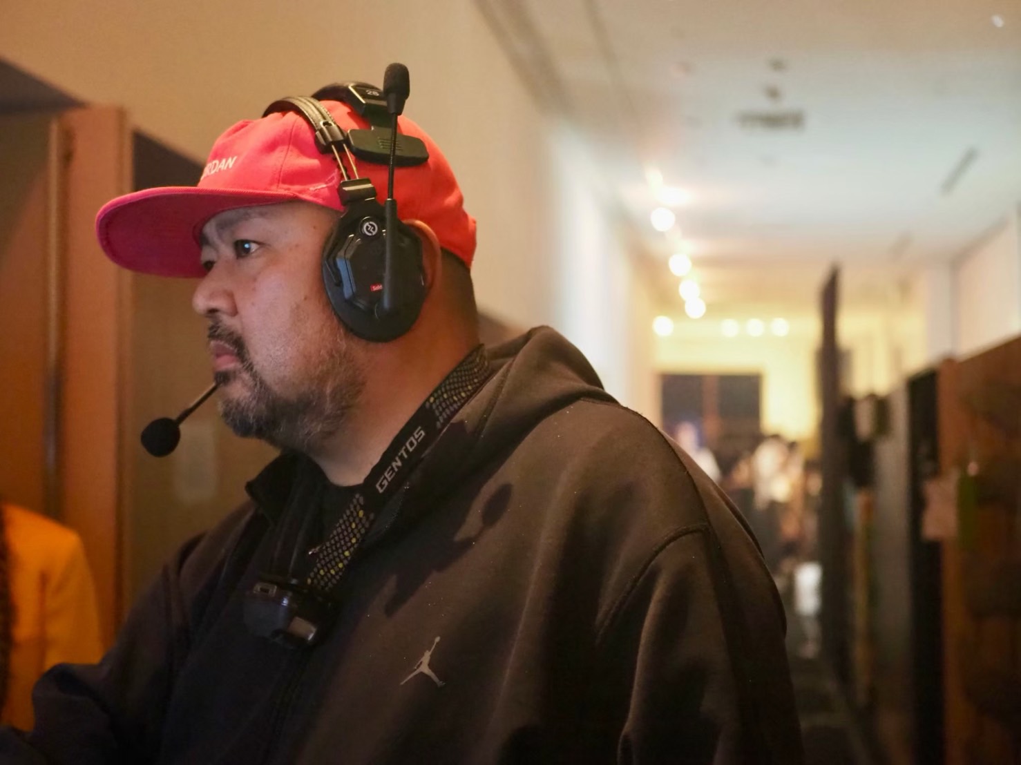 熱気あふれる舞台裏のスタッフ